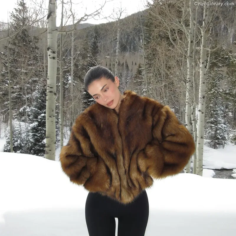 Kylie Jenner photo 9 of 4071