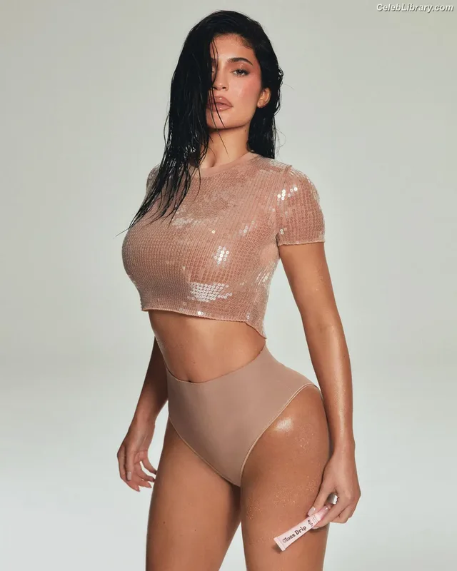 Kylie Jenner photo 10 of 4071
