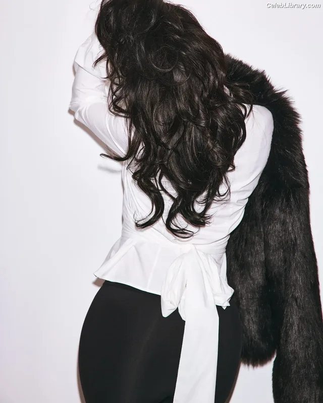 Kylie Jenner photo 17 of 4071
