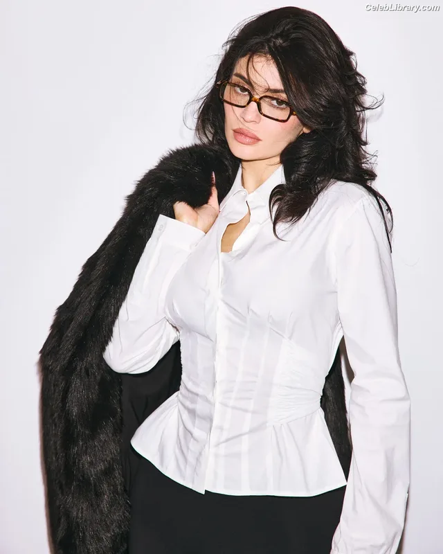 Kylie Jenner photo 18 of 4071