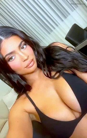 Kylie Jenner photo 14 of 4071