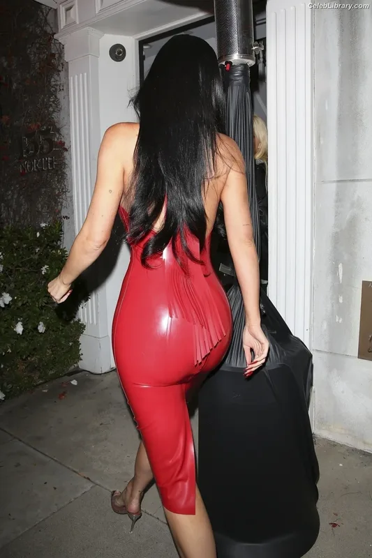 Kylie Jenner photo 16 of 4071