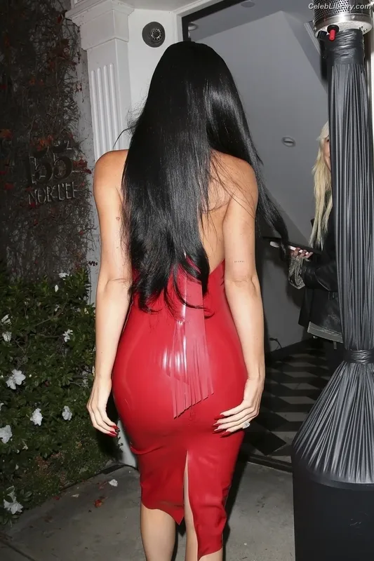 Kylie Jenner photo 18 of 4071