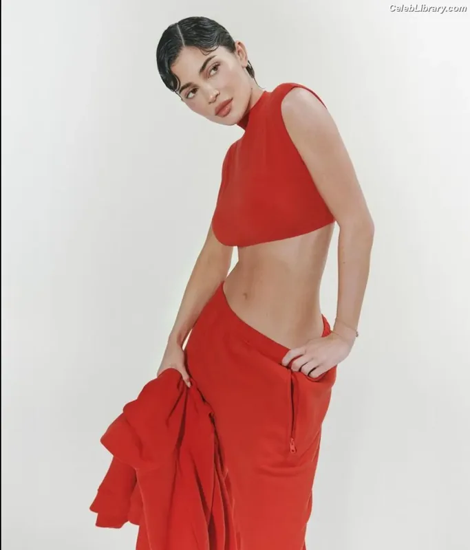Kylie Jenner photo 8 of 4071