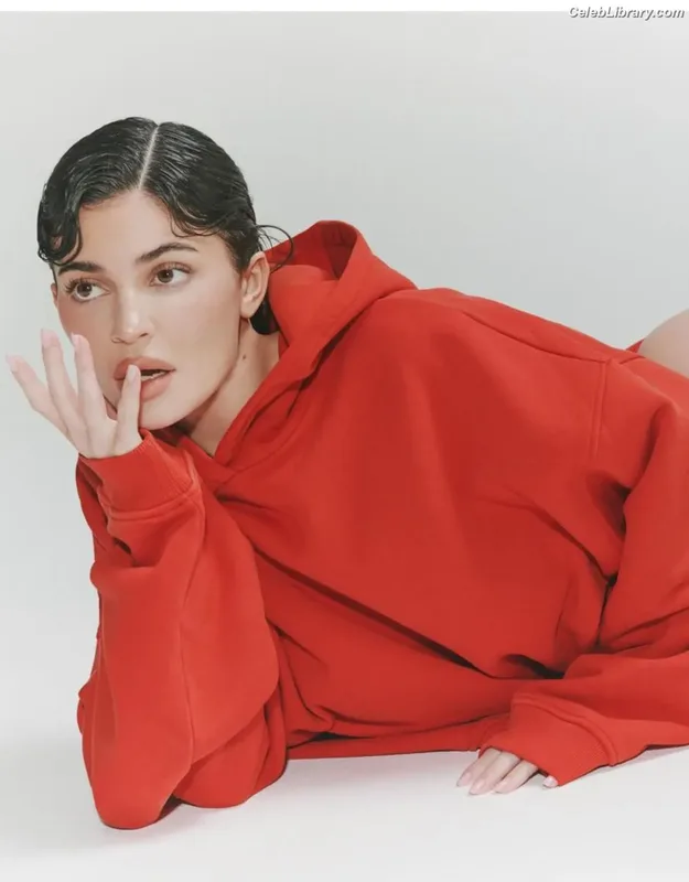 Kylie Jenner photo 10 of 4071