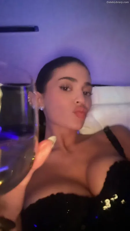 Kylie Jenner photo 17 of 4071