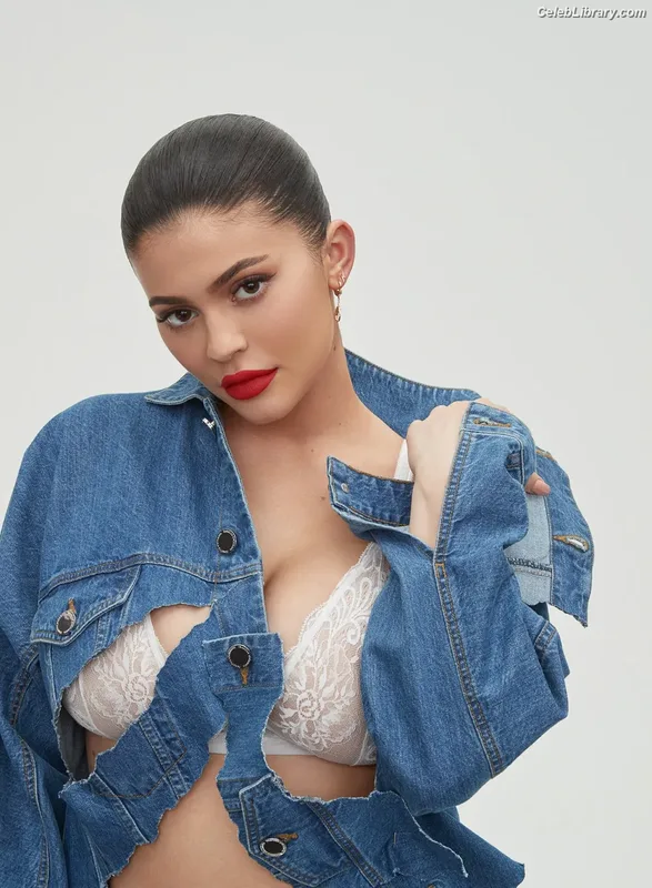Kylie Jenner photo 10 of 4071