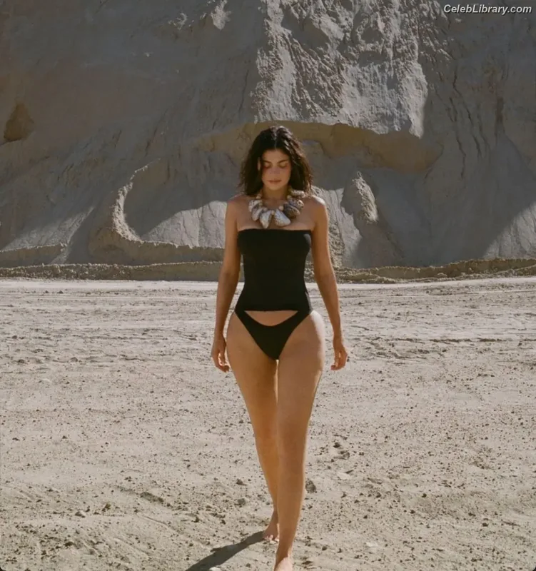Kylie Jenner photo 11 of 4071