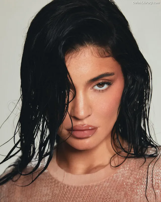 Kylie Jenner photo 13 of 4071