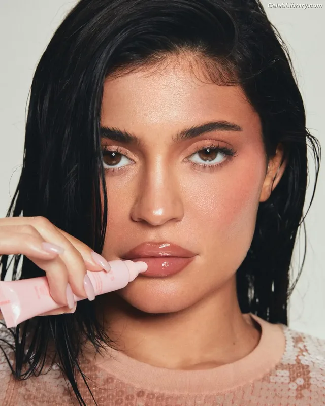 Kylie Jenner photo 14 of 4071