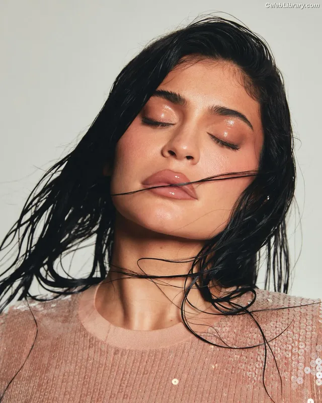 Kylie Jenner photo 15 of 4071