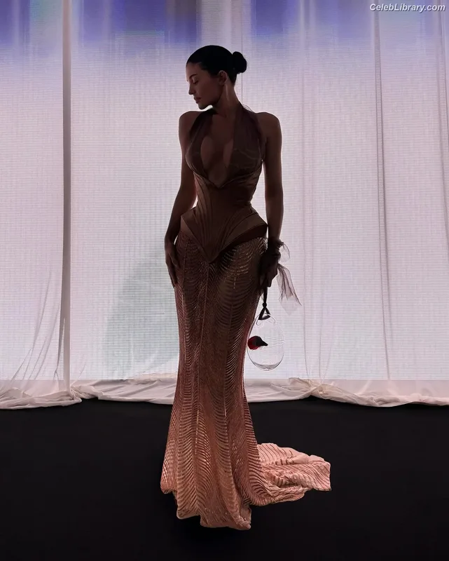 Kylie Jenner photo 16 of 4071
