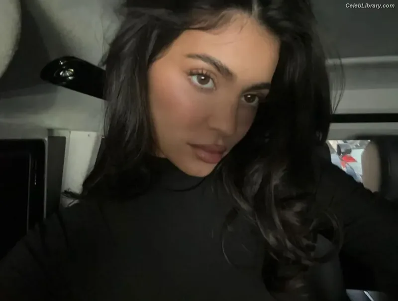 Kylie Jenner photo 20 of 4071