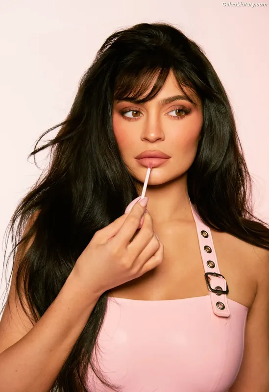 Kylie Jenner photo 23 of 4071