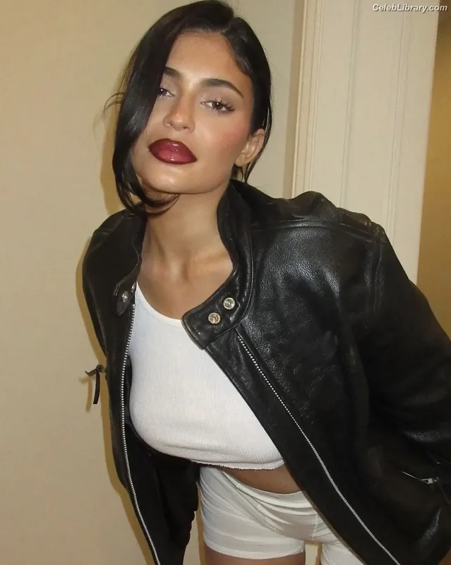 Kylie Jenner photo 1 of 4071