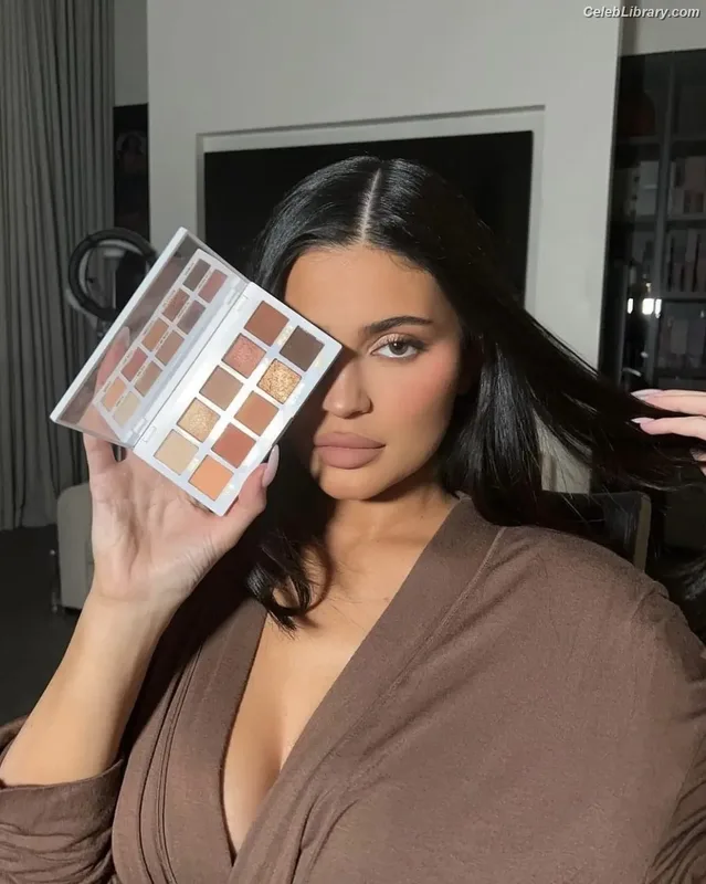Kylie Jenner photo 2 of 4071