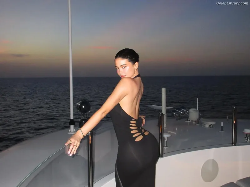 Kylie Jenner photo 8 of 4071