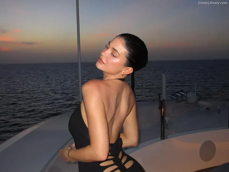 Kylie Jenner photo 9 of 4071