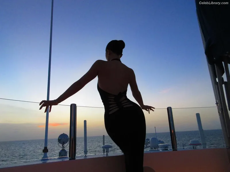 Kylie Jenner photo 10 of 4071