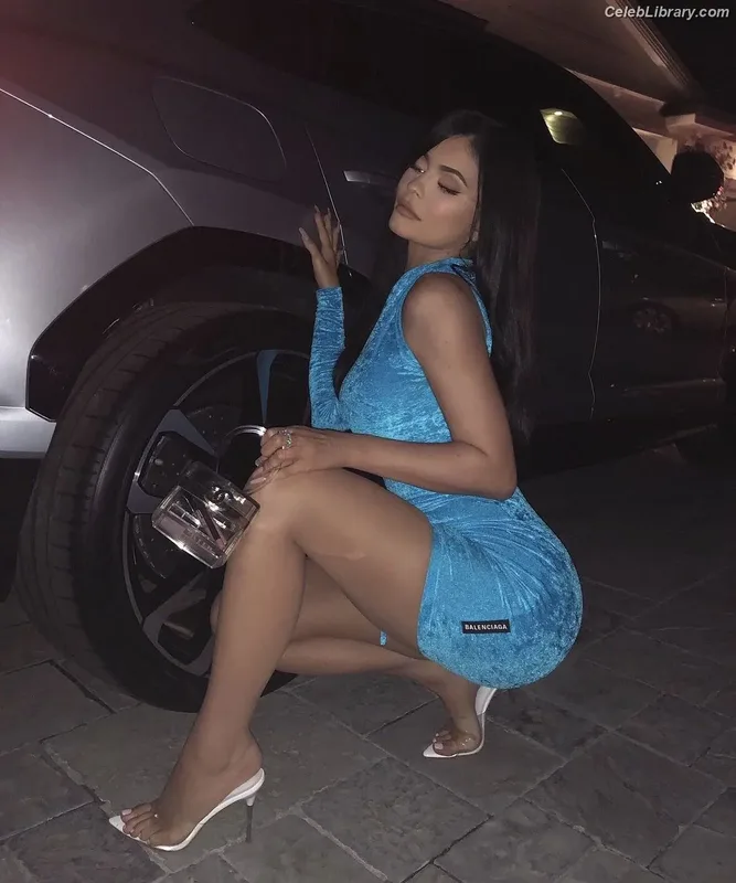 Kylie Jenner photo 20 of 4071