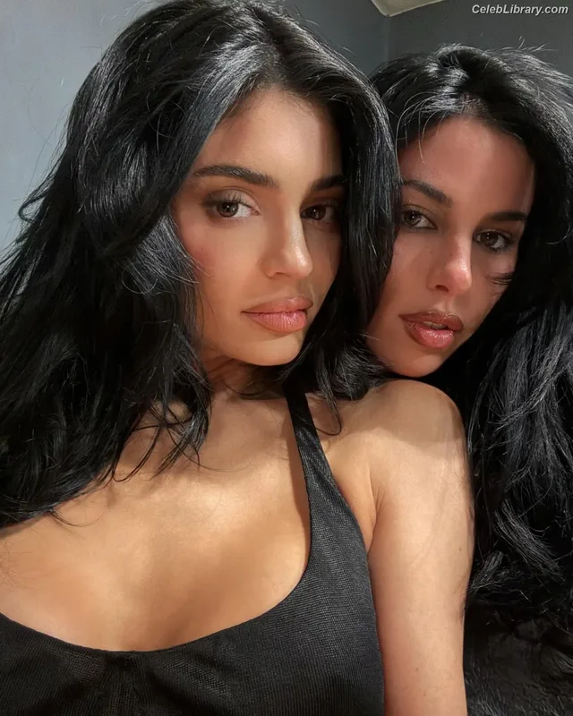 Kylie Jenner photo 1 of 4071