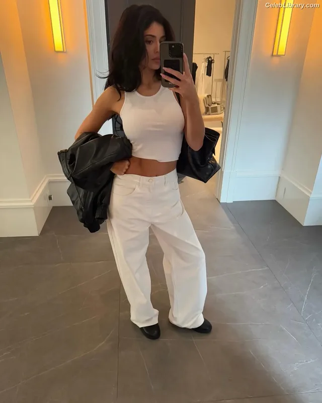 Kylie Jenner photo 9 of 4071