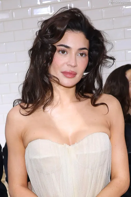 Kylie Jenner photo 21 of 4071