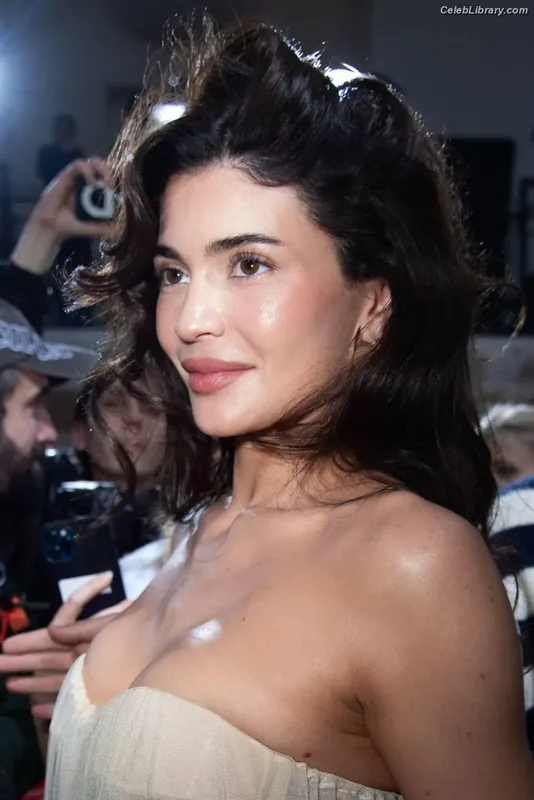 Kylie Jenner photo 24 of 4071