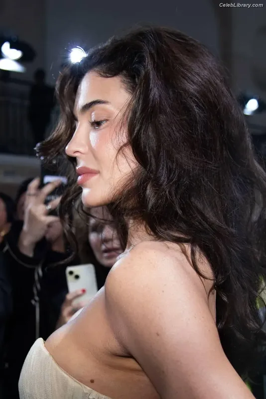 Kylie Jenner photo 1 of 4071