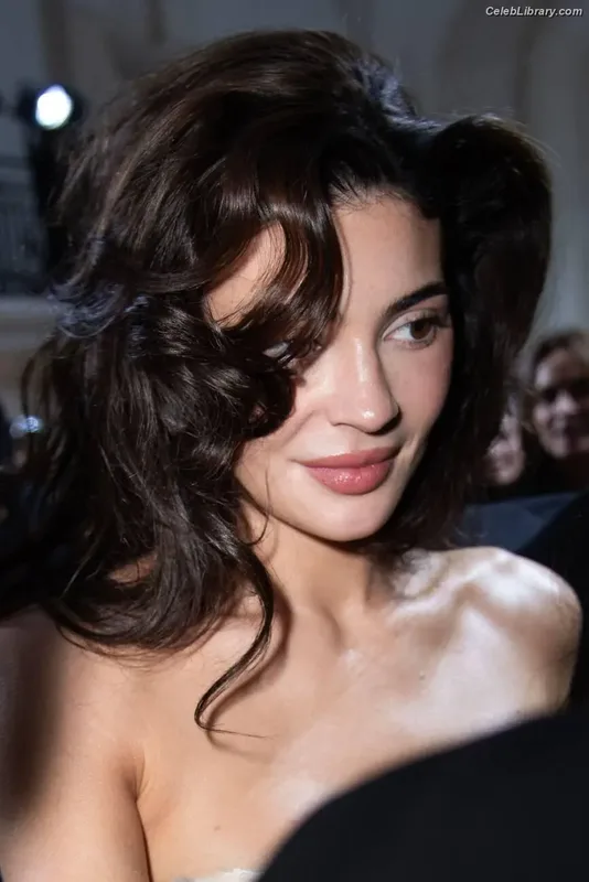 Kylie Jenner photo 2 of 4071