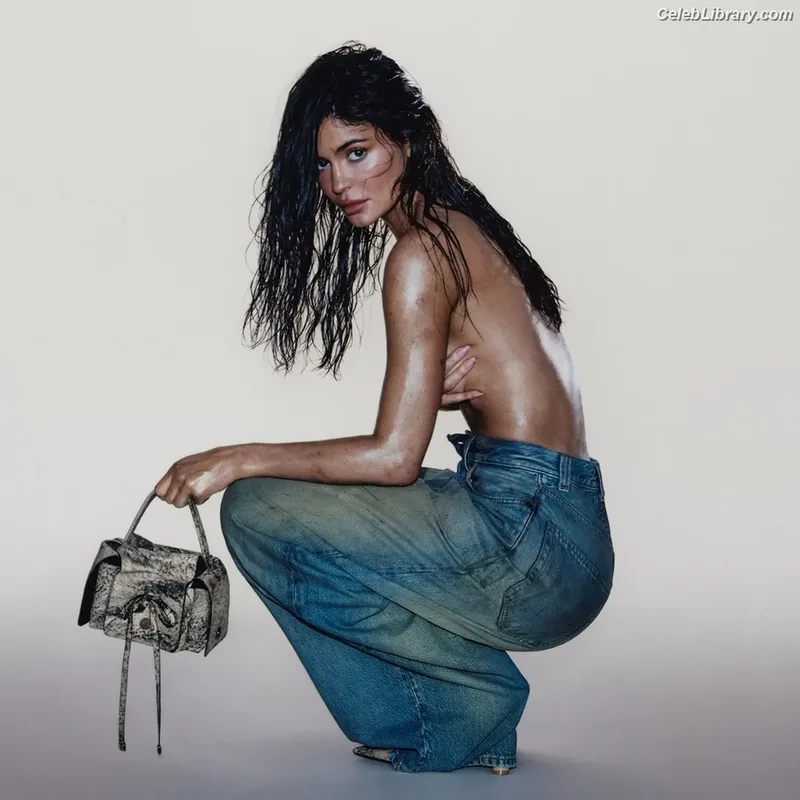 Kylie Jenner photo 10 of 4071