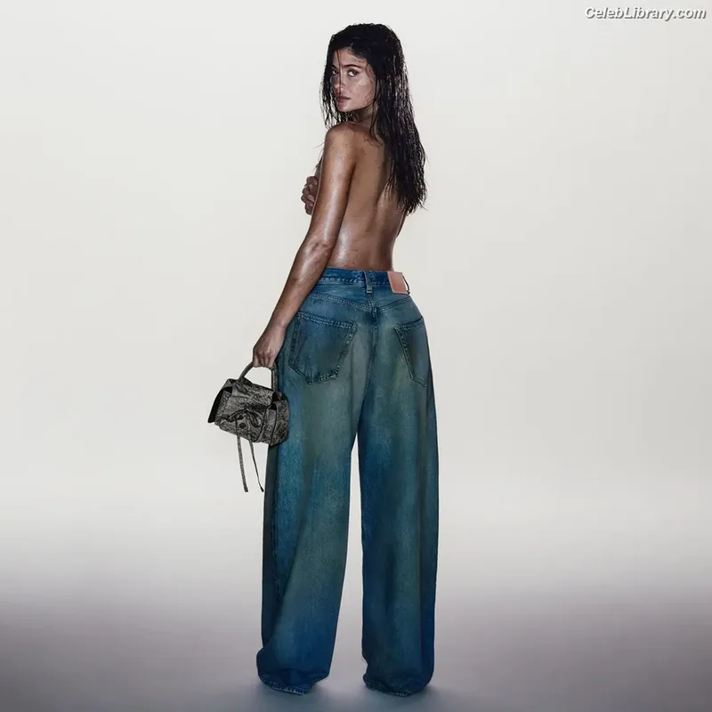 Kylie Jenner photo 11 of 4071