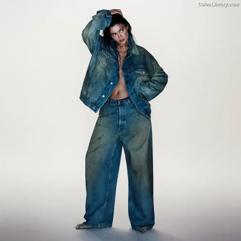 Kylie Jenner photo 12 of 4071