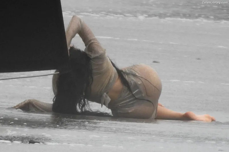 Kylie Jenner photo 16 of 4071