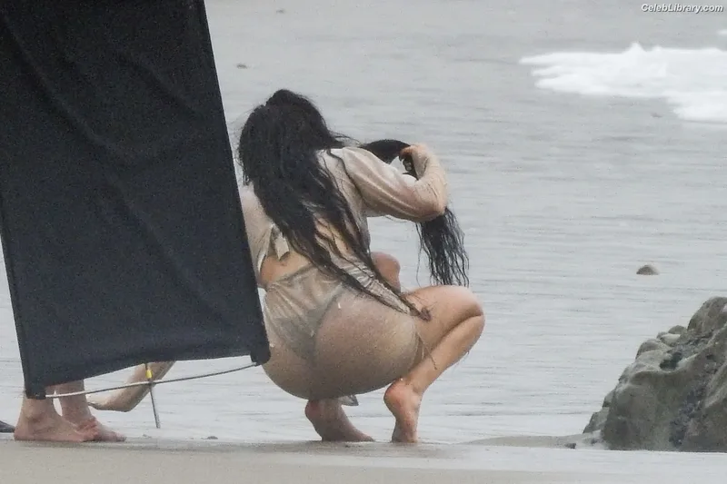 Kylie Jenner photo 17 of 4071