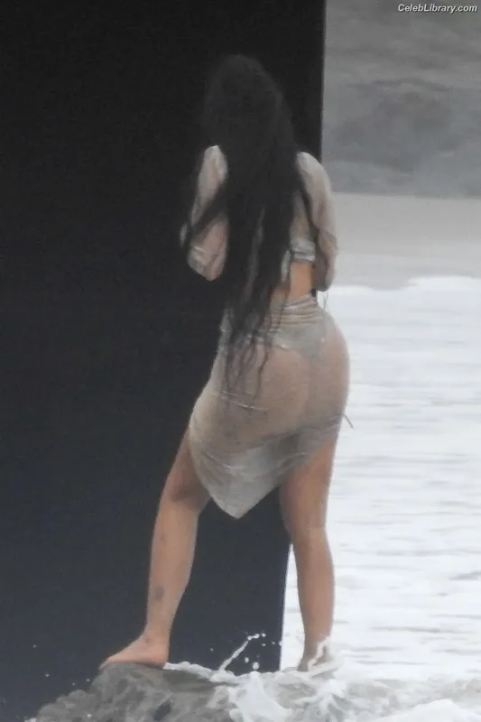 Kylie Jenner photo 19 of 4071