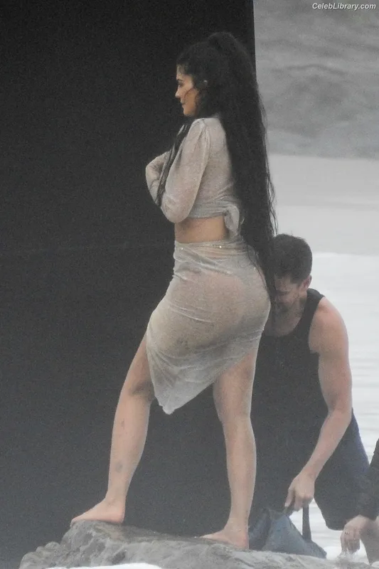 Kylie Jenner photo 20 of 4071