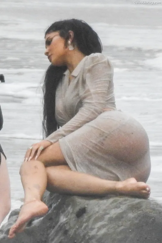Kylie Jenner photo 22 of 4071