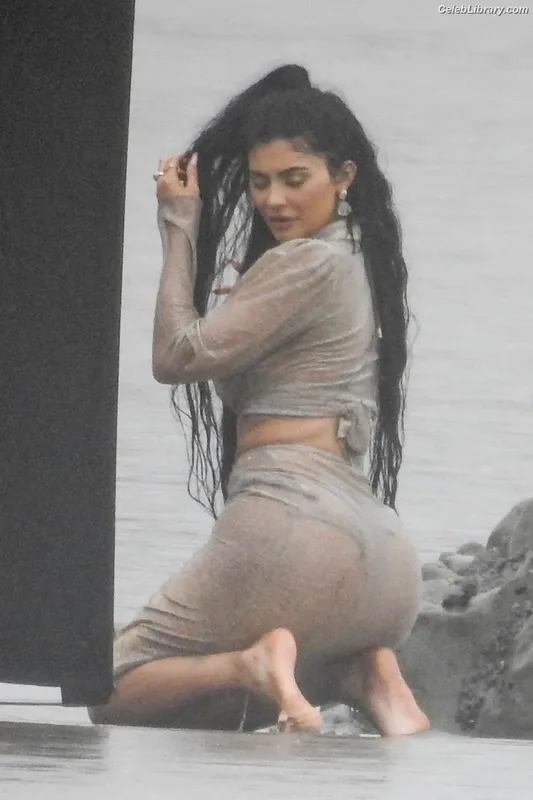 Kylie Jenner photo 23 of 4071