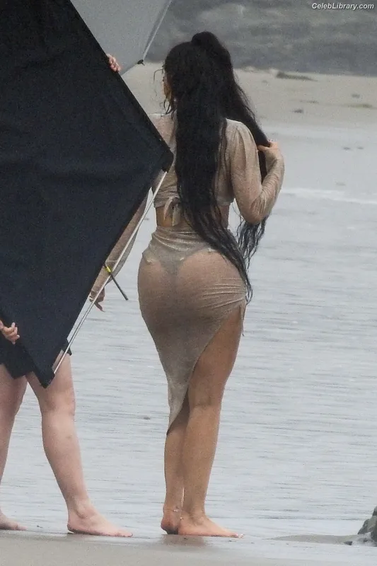 Kylie Jenner photo 24 of 4071