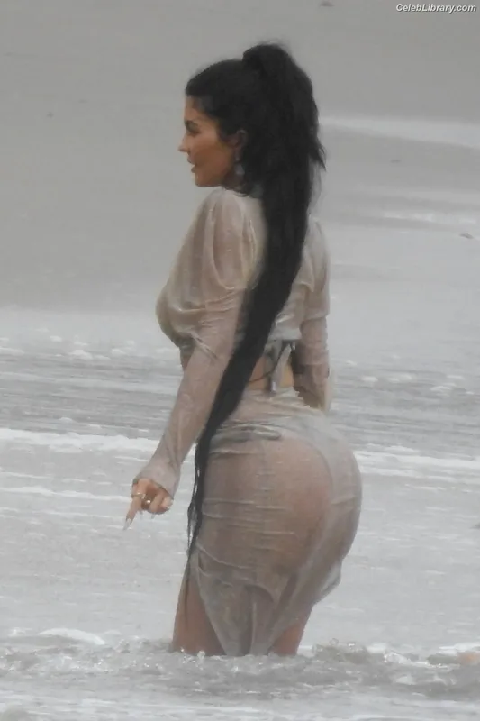 Kylie Jenner photo 1 of 4071