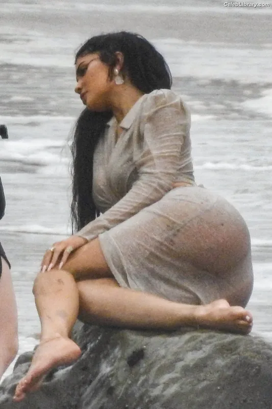 Kylie Jenner photo 3 of 4071