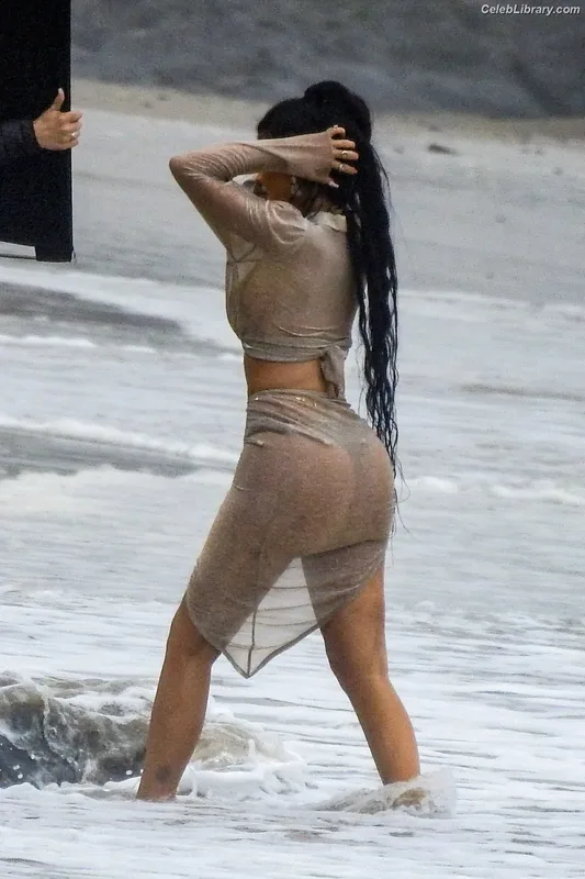 Kylie Jenner photo 6 of 4071