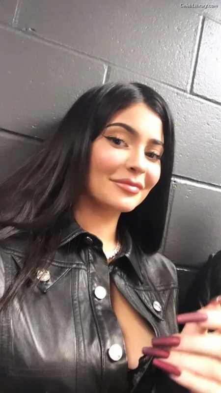Kylie Jenner photo 7 of 4071