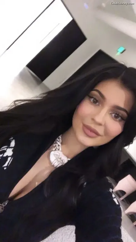 Kylie Jenner photo 8 of 4071