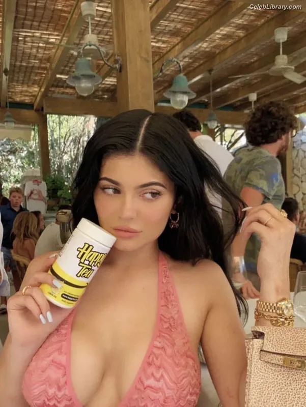 Kylie Jenner photo 18 of 4071
