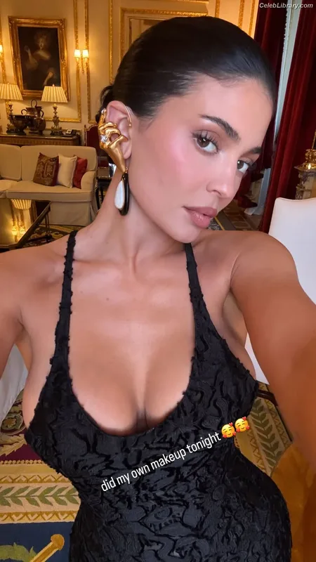 Kylie Jenner photo 24 of 4071