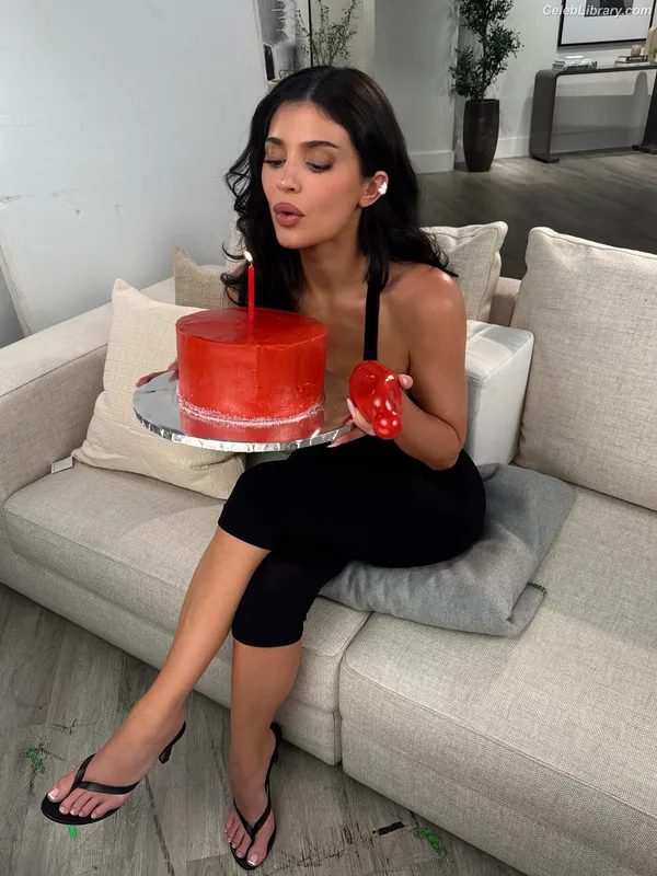 Kylie Jenner photo 5 of 4071