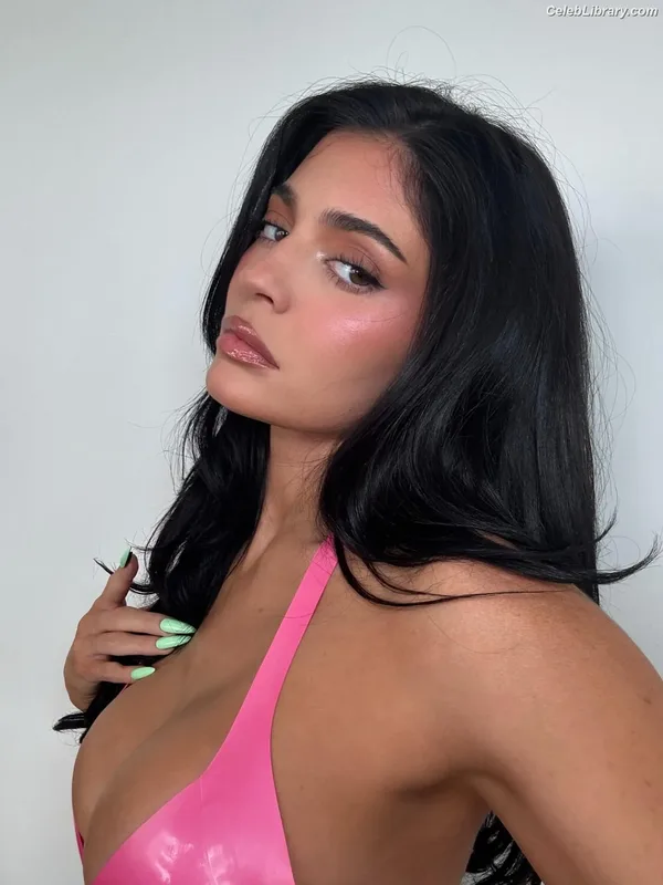 Kylie Jenner photo 17 of 4071