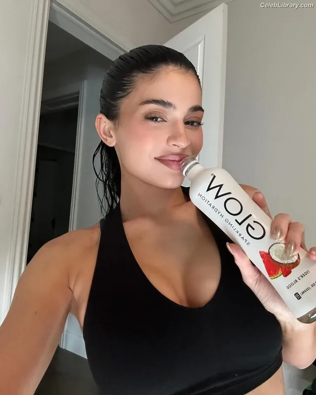 Kylie Jenner photo 24 of 4071
